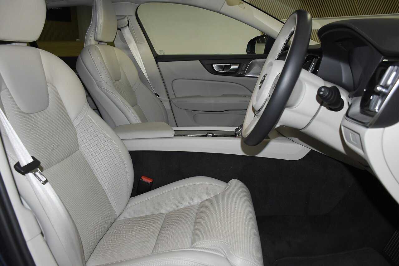 Volvo  V60 Cross Country Ultimate, B5 AWD Mild hybrid, Petrol, Bright