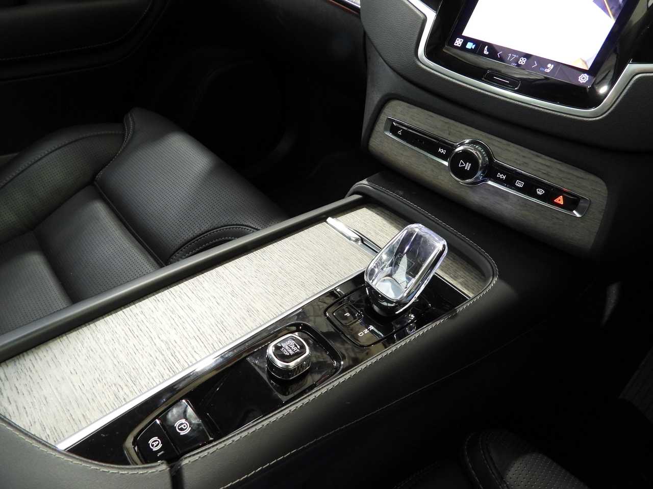 Volvo  XC90 Recharge Ultimate, T8 AWD Plug-in hybrid, Electric/Petrol, Dark, 7 Seats