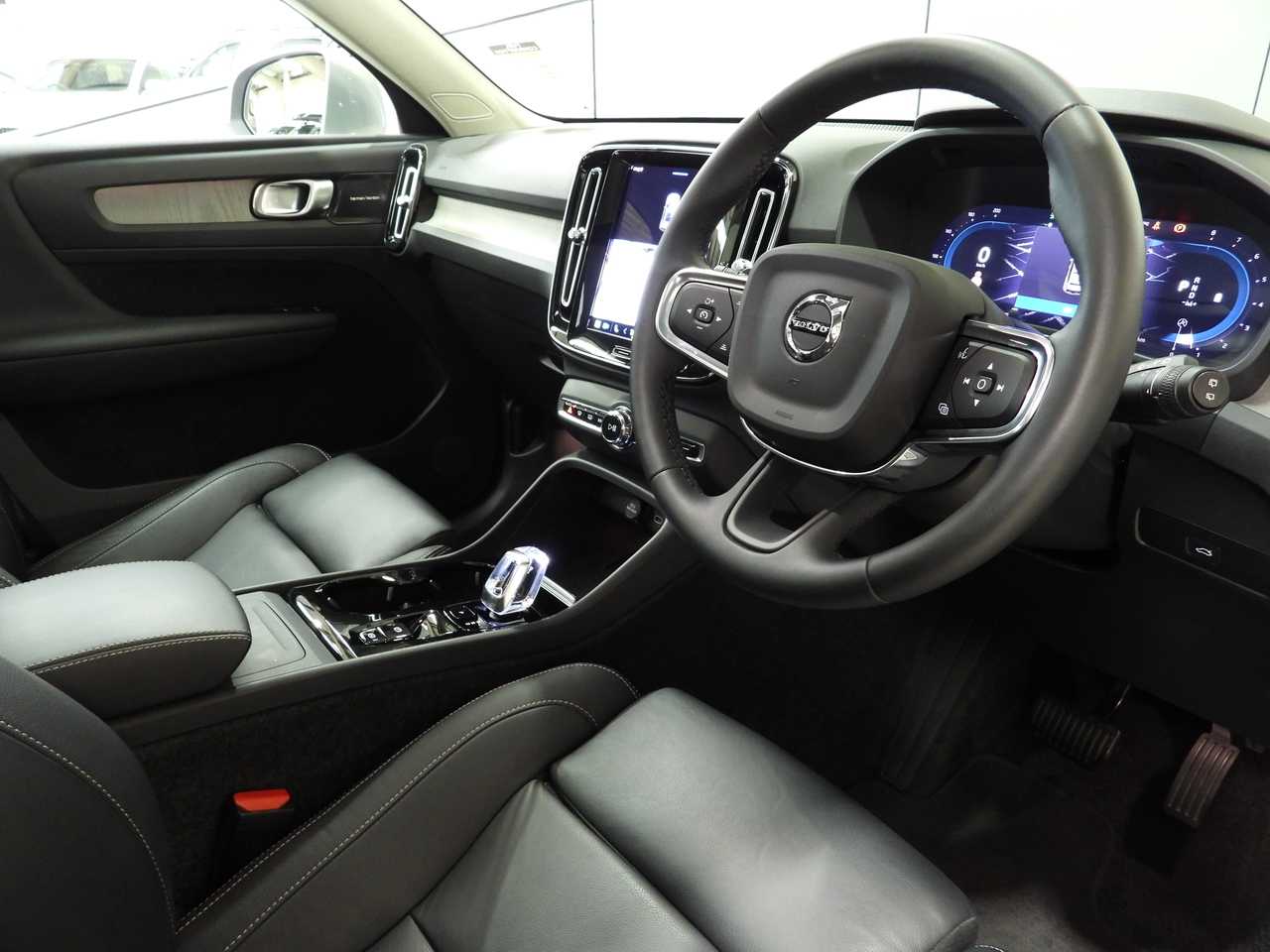 Volvo  XC40 Ultimate, B4 AWD Mild hybrid, Petrol, Bright