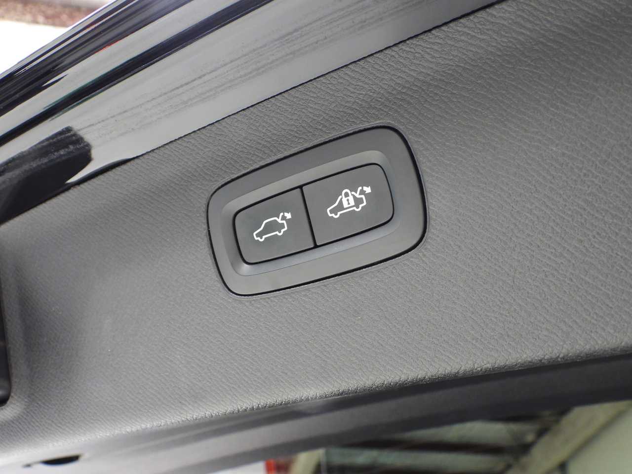Volvo  XC90 Recharge R-Design, T8 AWD (235+65 kW), Seven individual seats