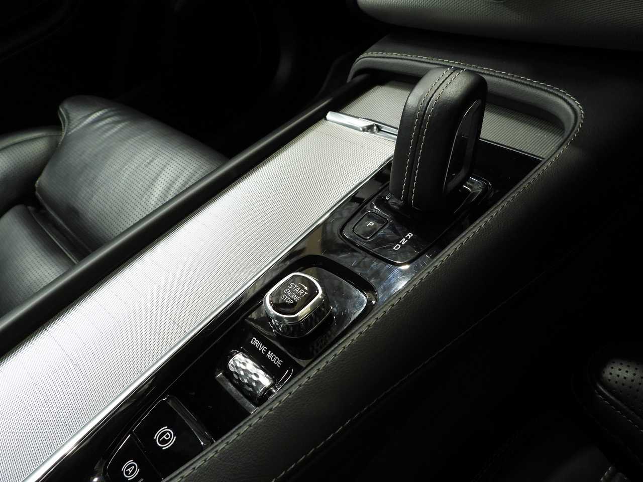 Volvo  XC90 Recharge R-Design, T8 AWD (235+65 kW), Seven individual seats