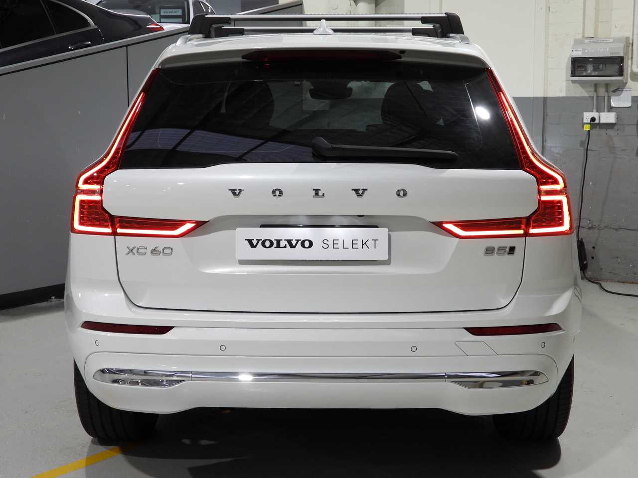 Volvo  UZ MY23 Plus B5 AWD
