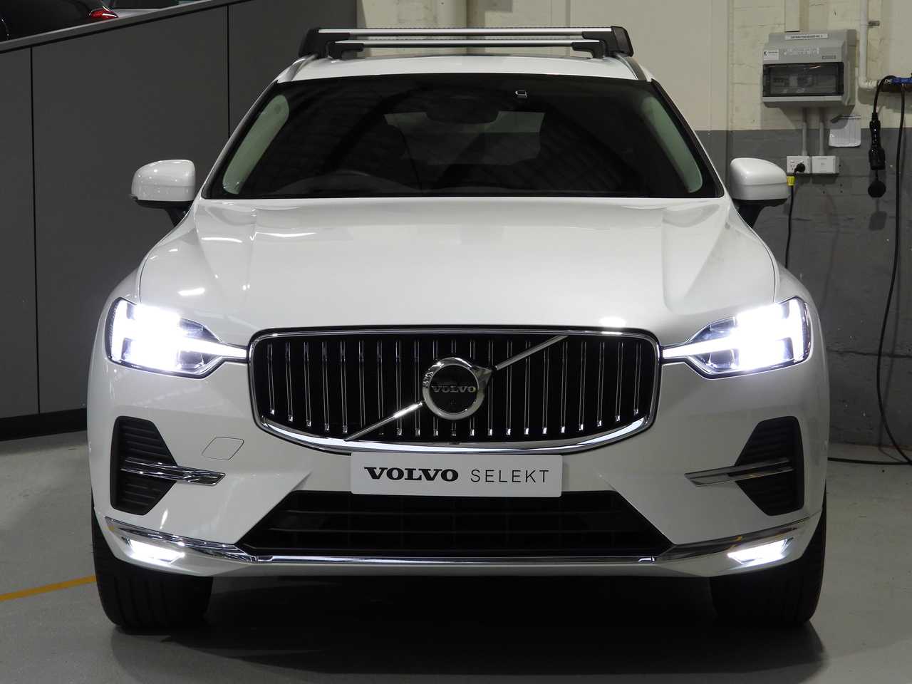 Volvo  UZ MY23 Plus B5 AWD