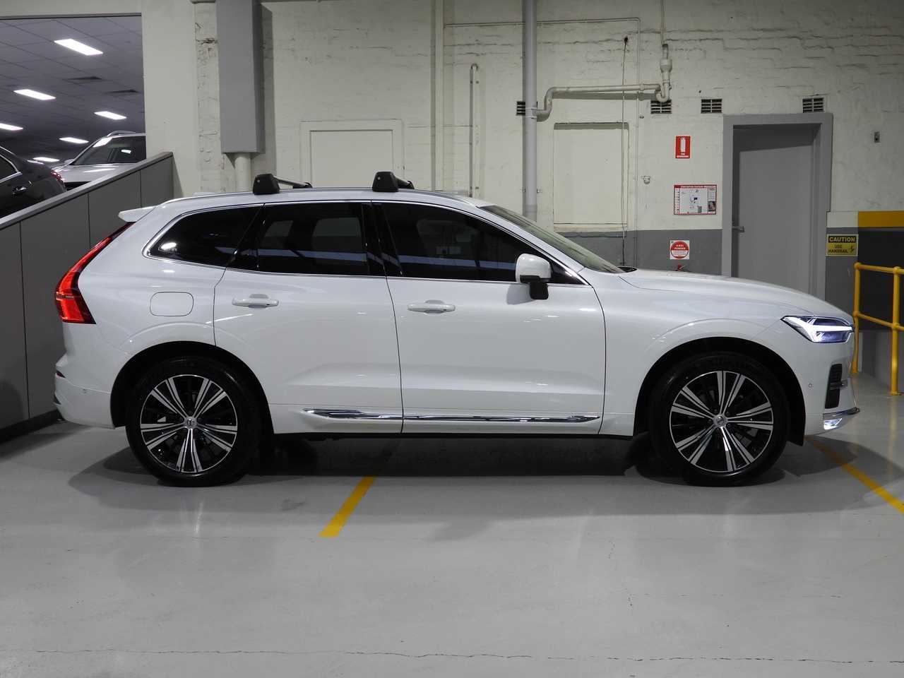 Volvo  UZ MY23 Plus B5 AWD