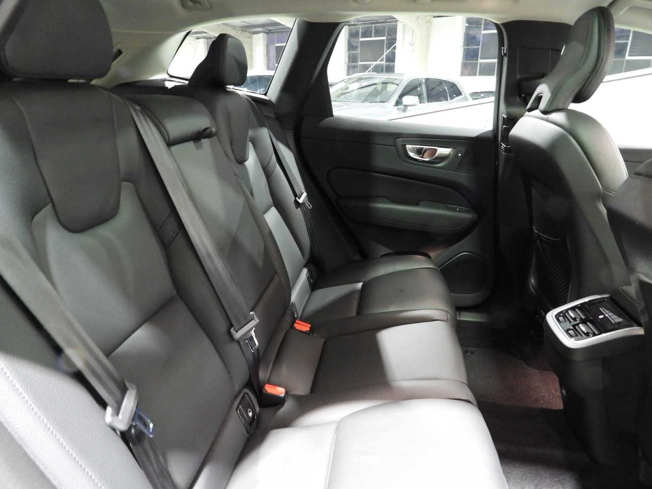 Volvo  UZ MY23 Plus B5 AWD
