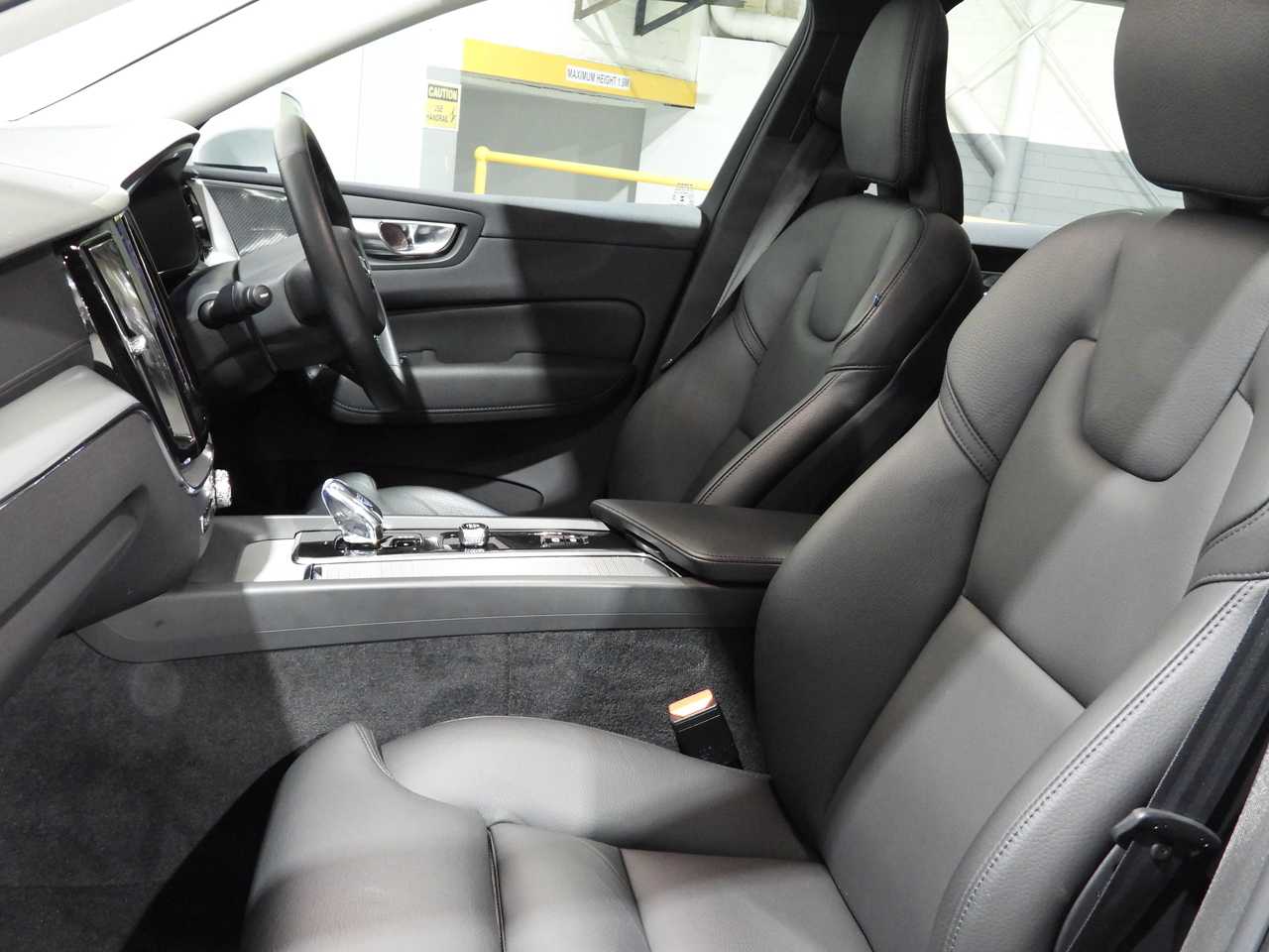 Volvo  UZ MY23 Plus B5 AWD