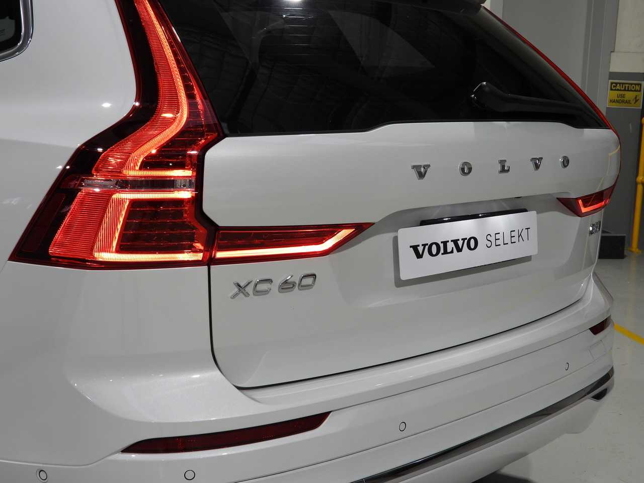 Volvo  UZ MY23 Plus B5 AWD