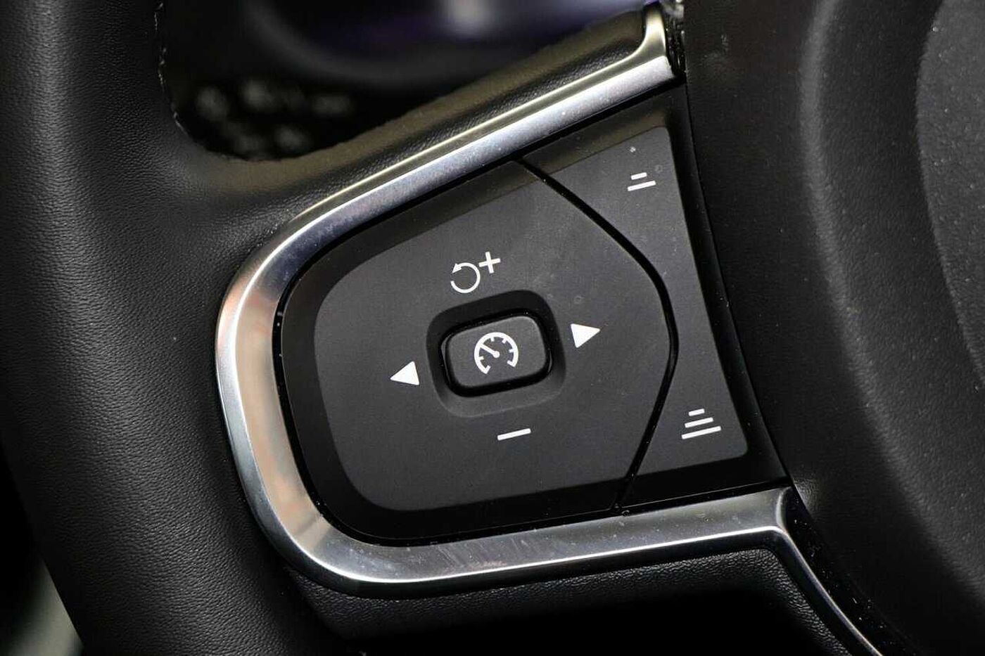 Volvo  XC60 Plus, B5 Mild Hybrid, Petrol