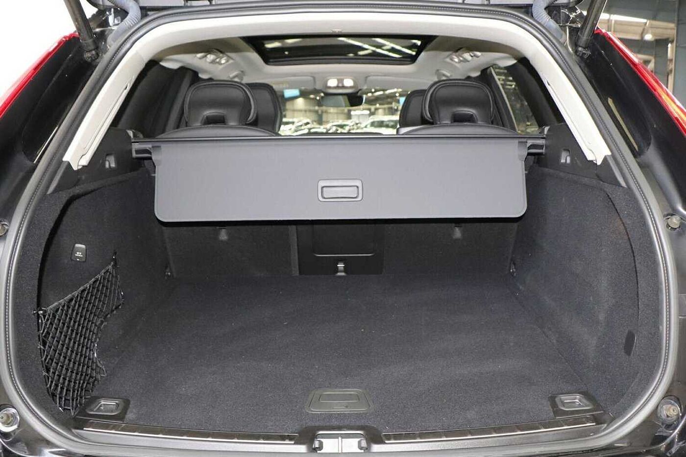 Volvo  XC60 Plus, B5 Mild Hybrid, Petrol