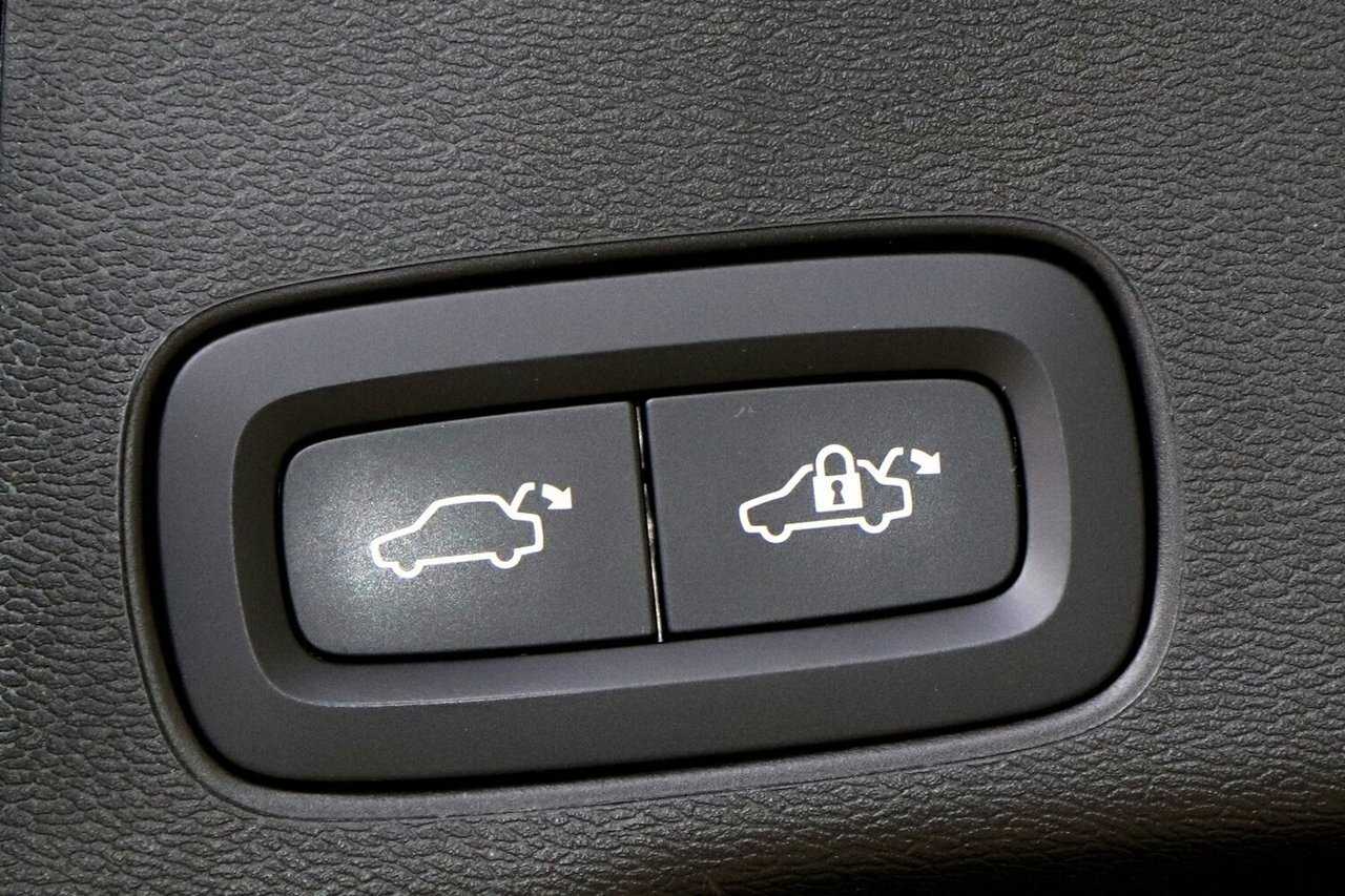 Volvo  XC60 Plus, B5 Mild Hybrid, Petrol