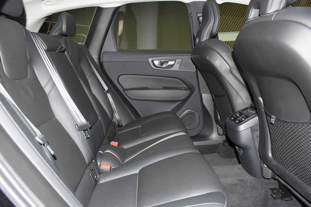 Volvo  XC60 Plus, B5 Mild Hybrid, Petrol