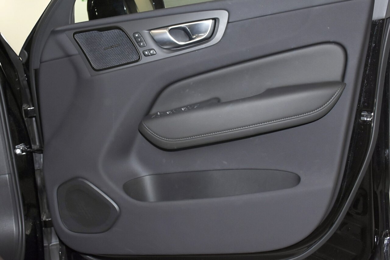 Volvo  XC60 Plus, B5 Mild Hybrid, Petrol