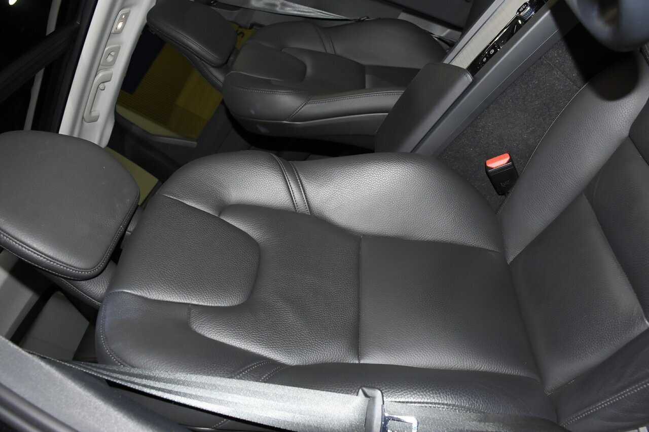 Volvo  XC60 Plus, B5 Mild Hybrid, Petrol