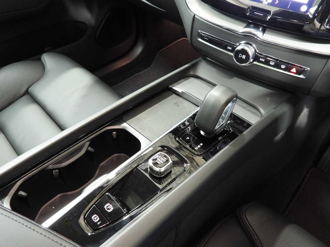 Volvo  XC60 Plus, B5 AWD Mild hybrid, Petrol