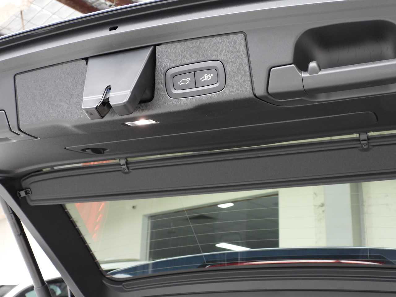 Volvo  XC60 Plus, B5 AWD Mild hybrid, Petrol
