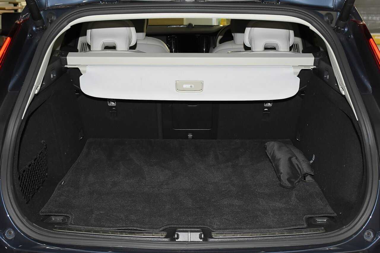 Volvo  V60 Cross Country Ultimate, B5 AWD Mild hybrid, Petrol, Bright