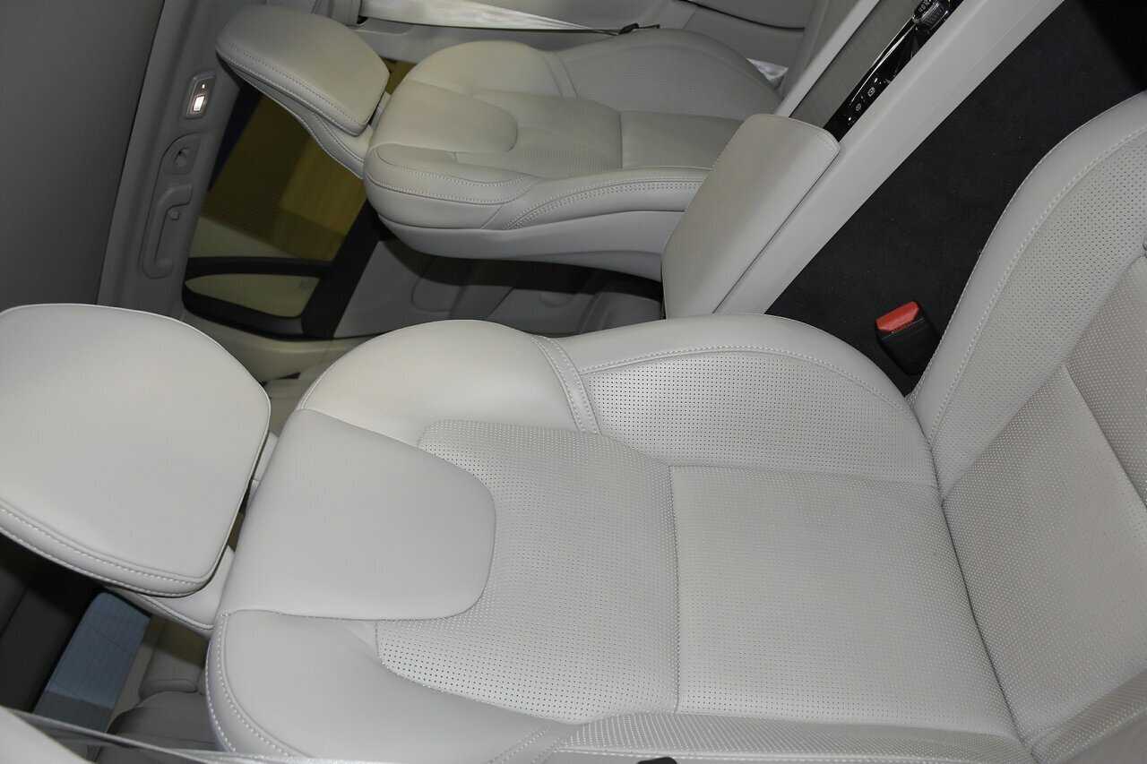 Volvo  V60 Cross Country Ultimate, B5 AWD Mild hybrid, Petrol, Bright