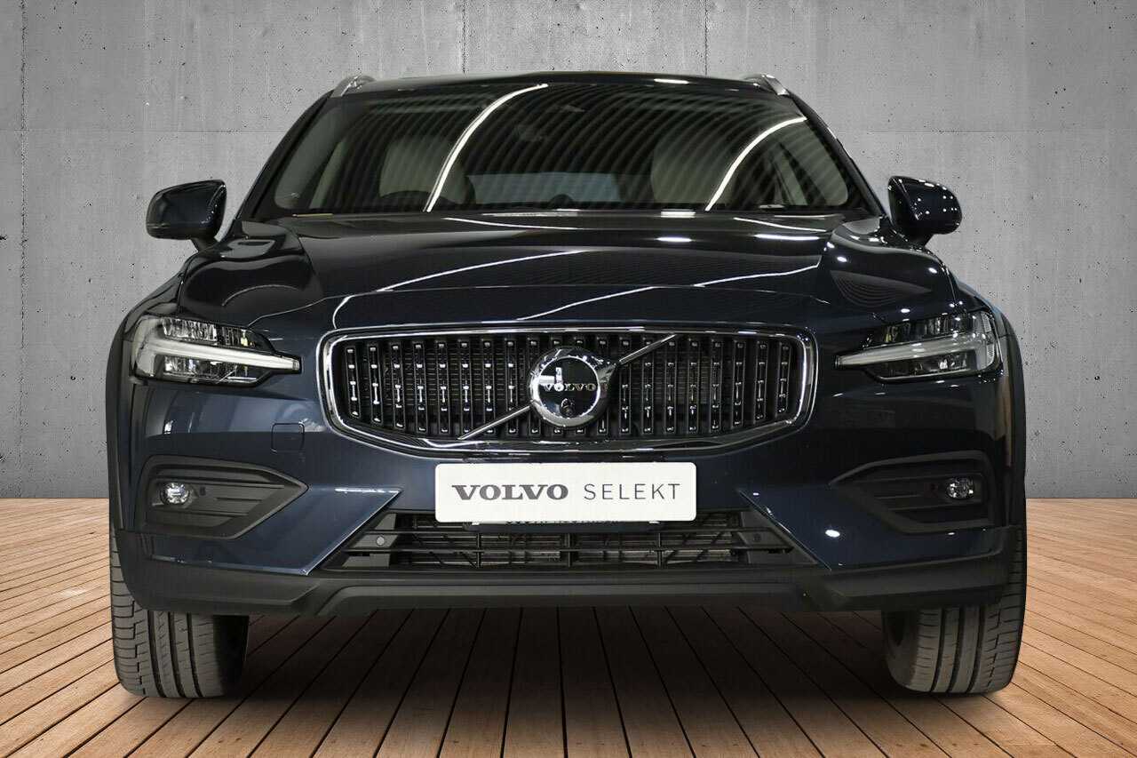 Volvo  V60 Cross Country Ultimate, B5 AWD Mild hybrid, Petrol, Bright