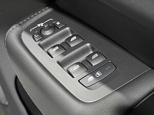 Volvo  UZ MY23 Plus B5 AWD