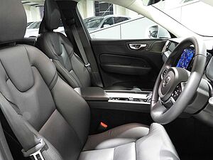 Volvo  UZ MY23 Plus B5 AWD