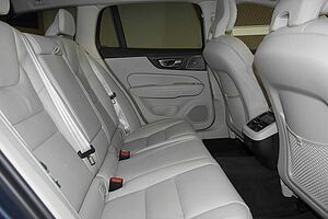 Volvo  V60 Cross Country Ultimate, B5 AWD Mild hybrid, Petrol, Bright
