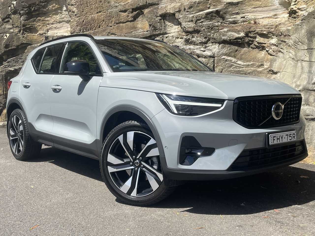 Volvo  XC40 Ultimate, B4 AWD Mild hybrid, Petrol, Dark