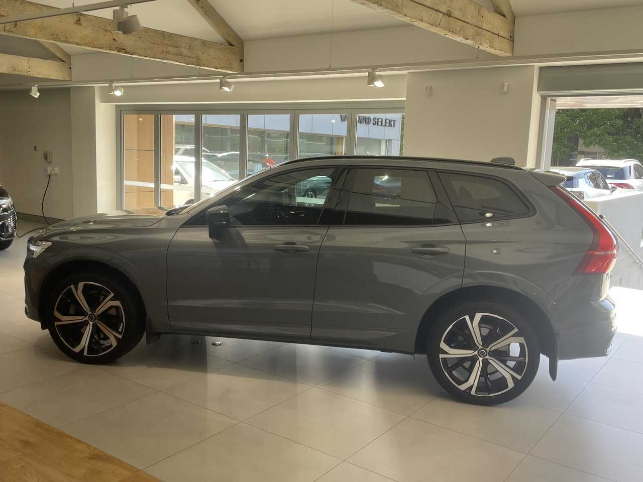 Volvo  XC60 Ultimate, B6 AWD mild hybrid, Petrol, Dark