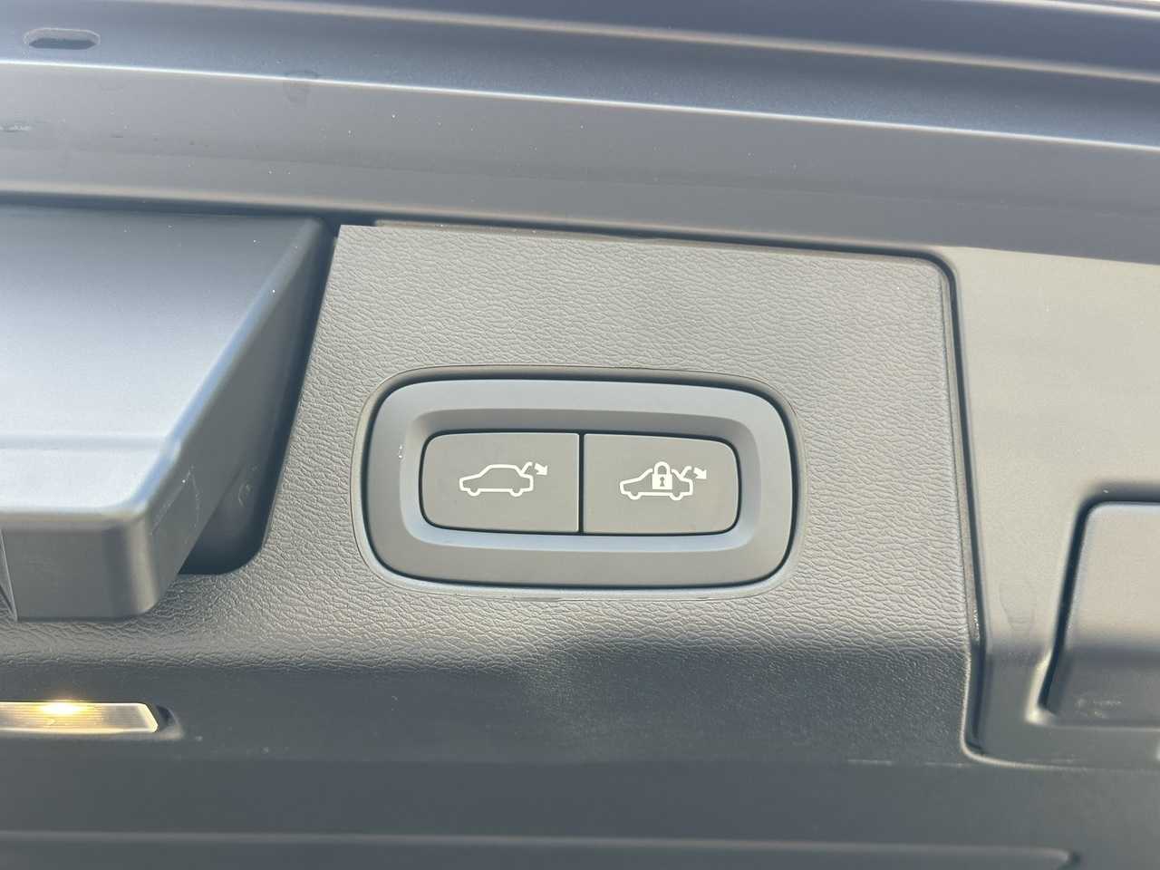 Volvo  UZ MY25 Plus B5 AWD