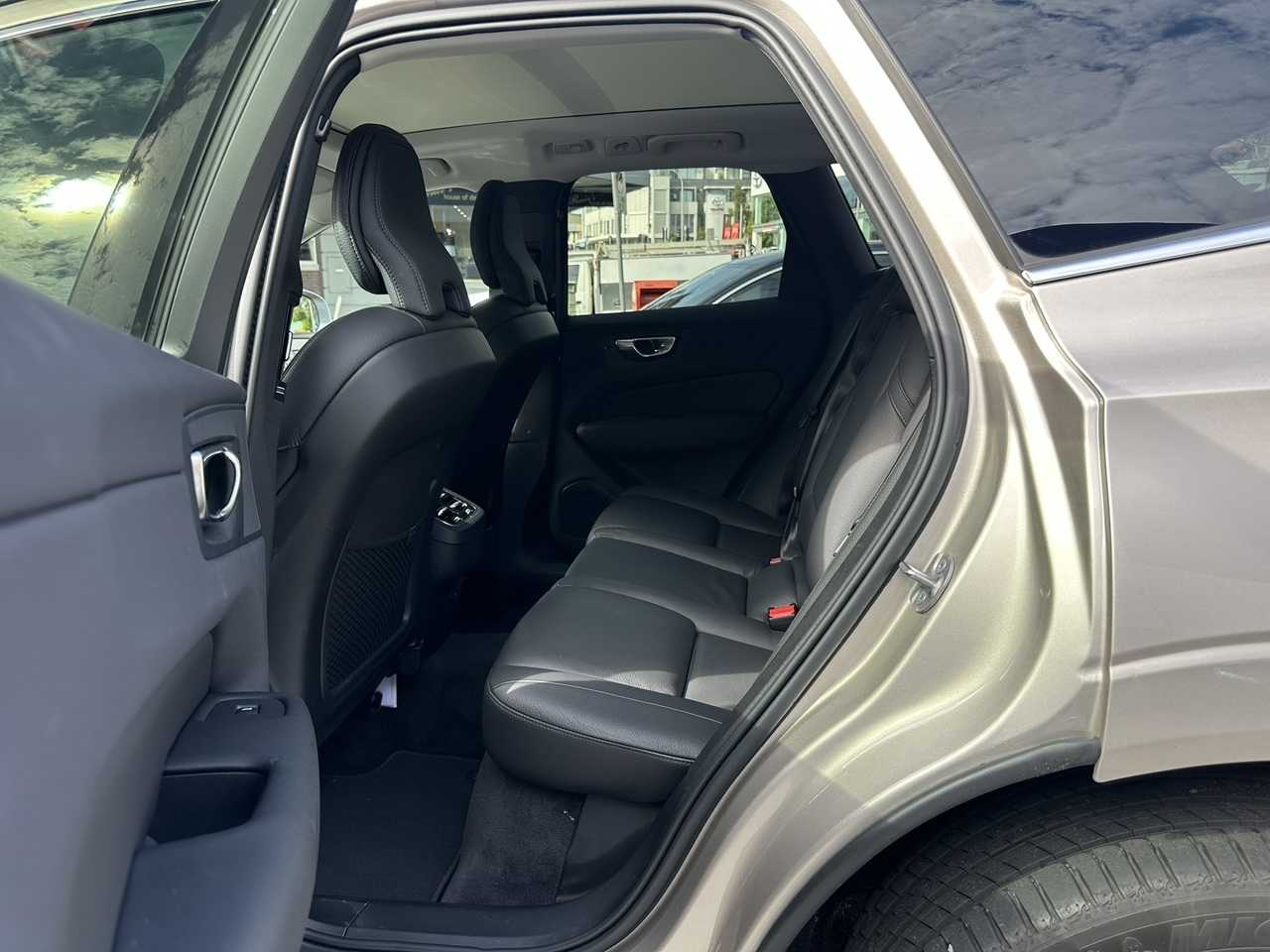 Volvo  UZ MY25 Plus B5 AWD
