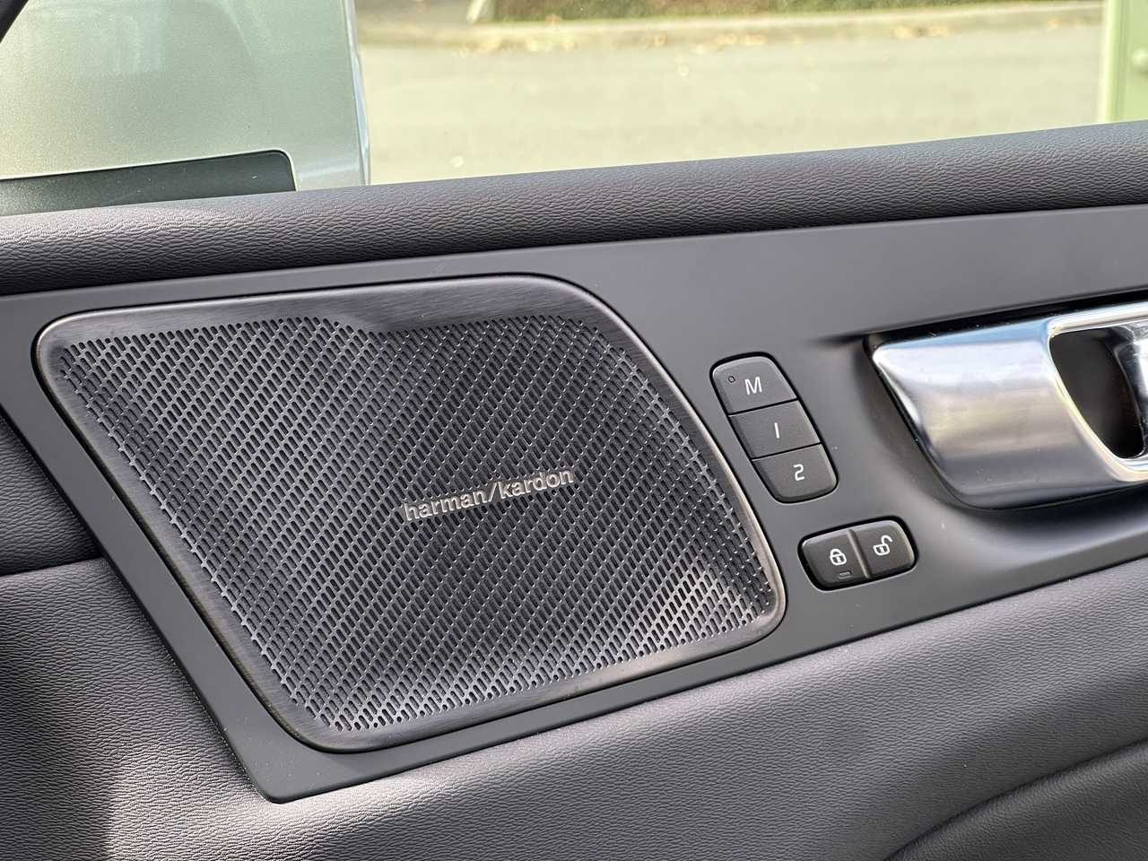 Volvo  UZ MY25 Plus B5 AWD