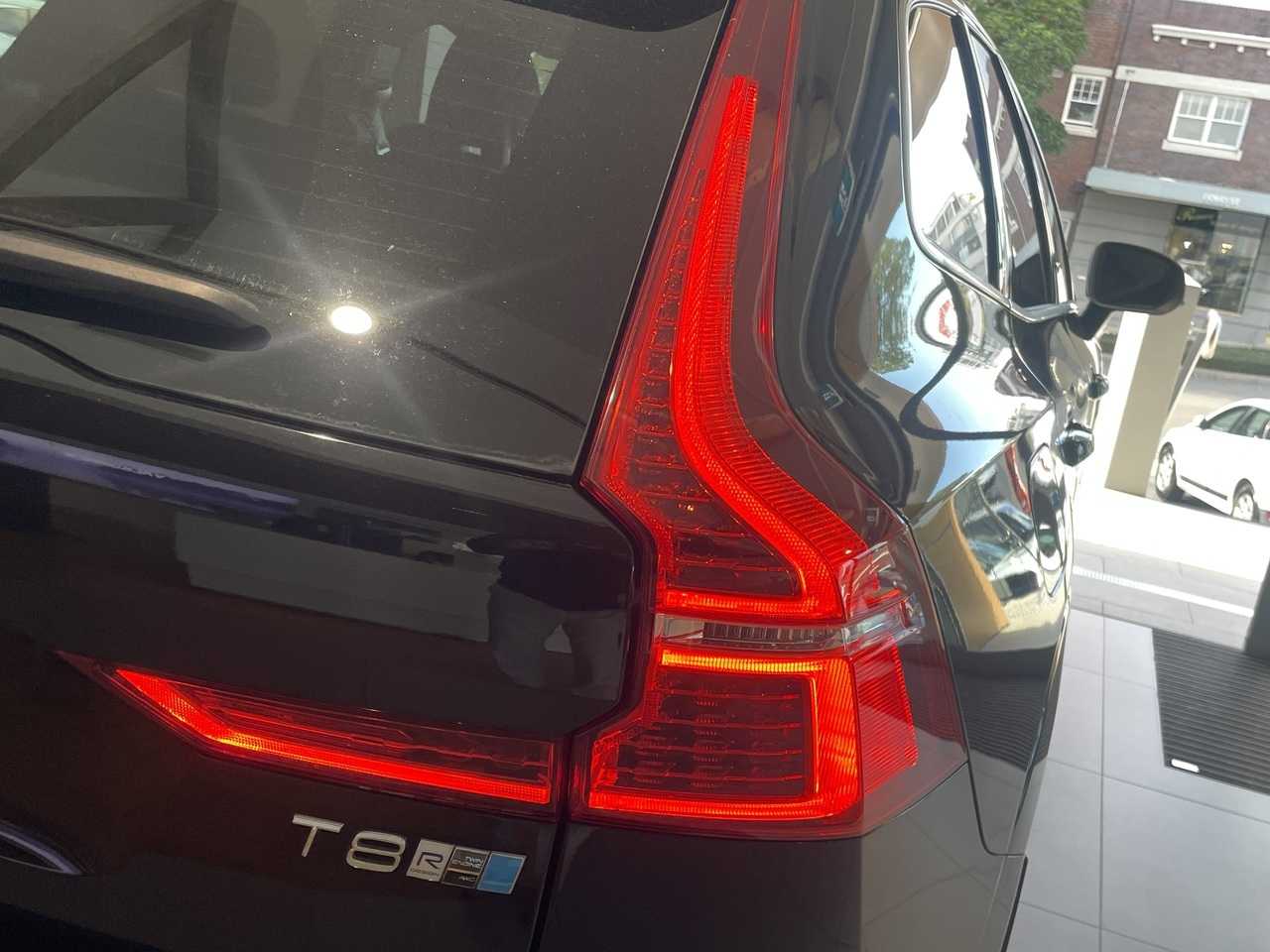 Volvo  UZ MY19 T8 R-Design