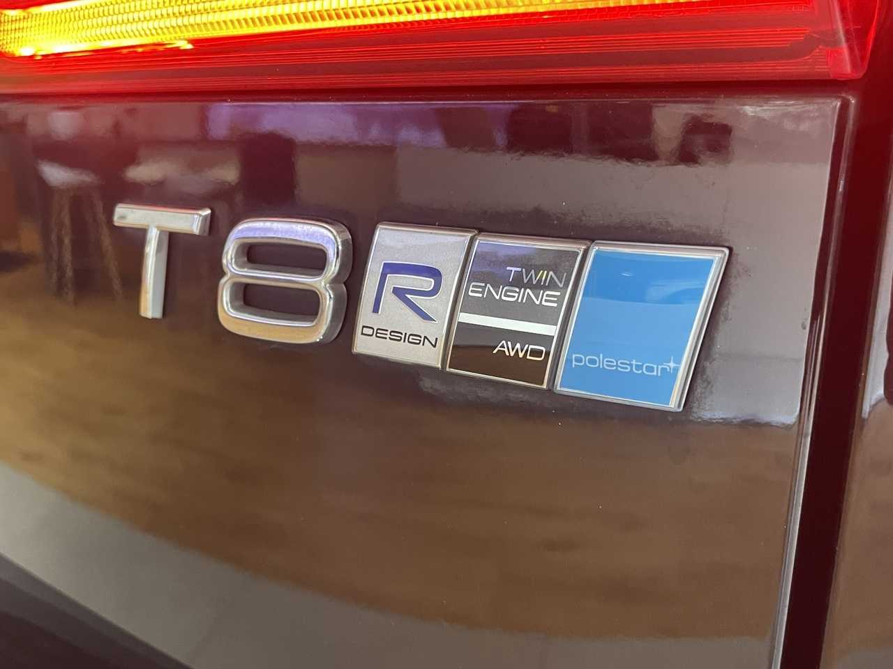 Volvo  UZ MY19 T8 R-Design