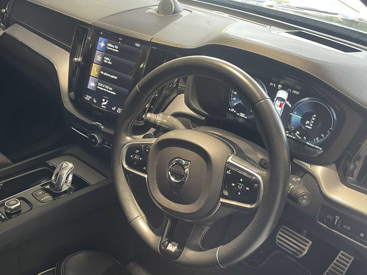 Volvo  UZ MY19 T8 R-Design