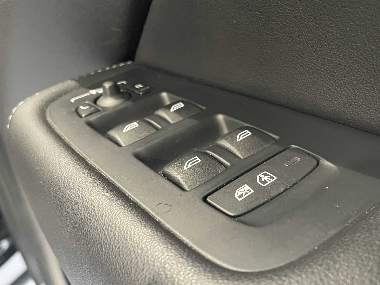 Volvo  UZ MY19 T8 R-Design