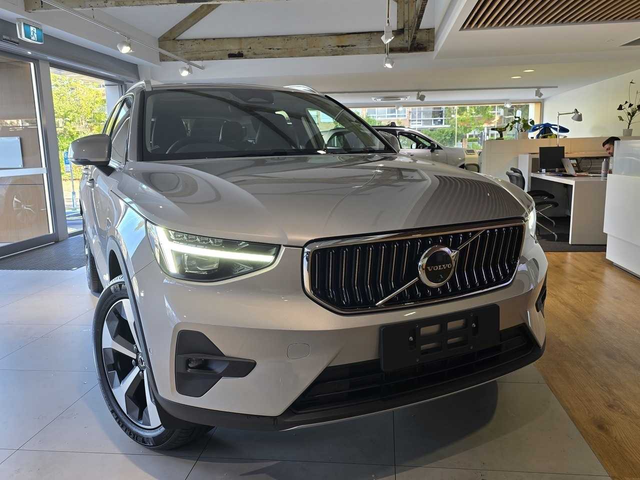 Volvo  XZ MY25 Ultra B4 AWD Bright