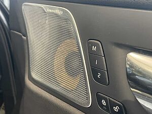 Volvo  UZ MY19 T8 R-Design