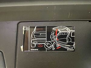 Volvo  UZ MY19 T8 R-Design
