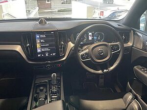 Volvo  UZ MY19 T8 R-Design