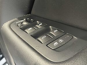 Volvo  UZ MY19 T8 R-Design