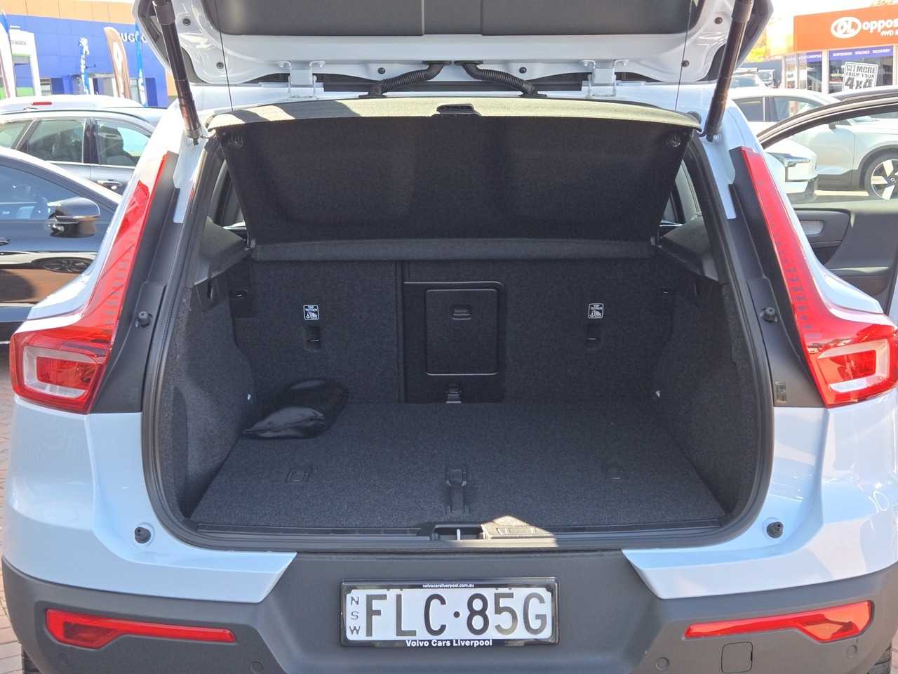 Volvo  XC40 Ultimate, B4 AWD Mild hybrid, Petrol, Dark