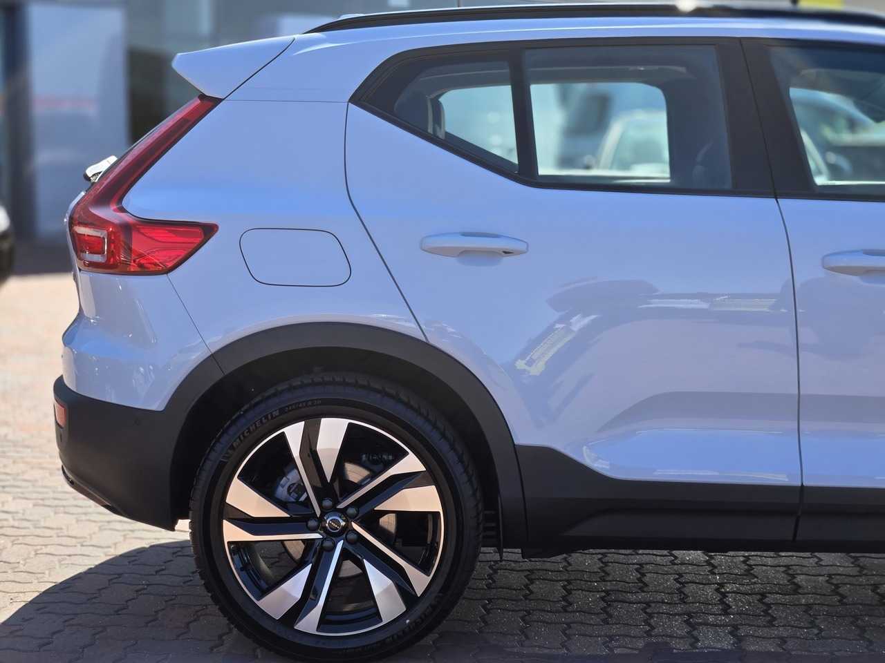 Volvo  XC40 Ultimate, B4 AWD Mild hybrid, Petrol, Dark