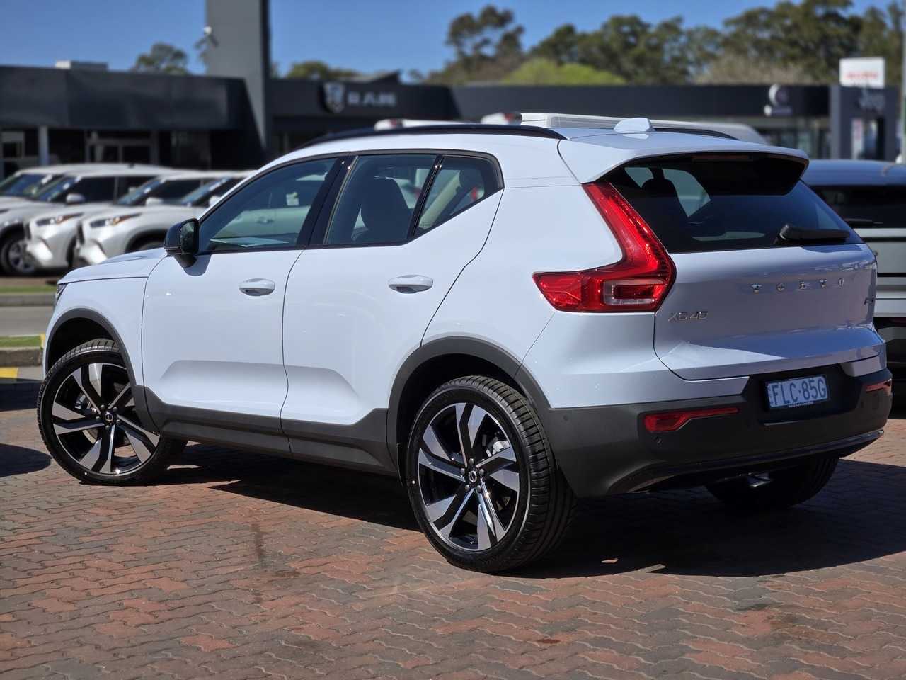 Volvo  XC40 Ultimate, B4 AWD Mild hybrid, Petrol, Dark