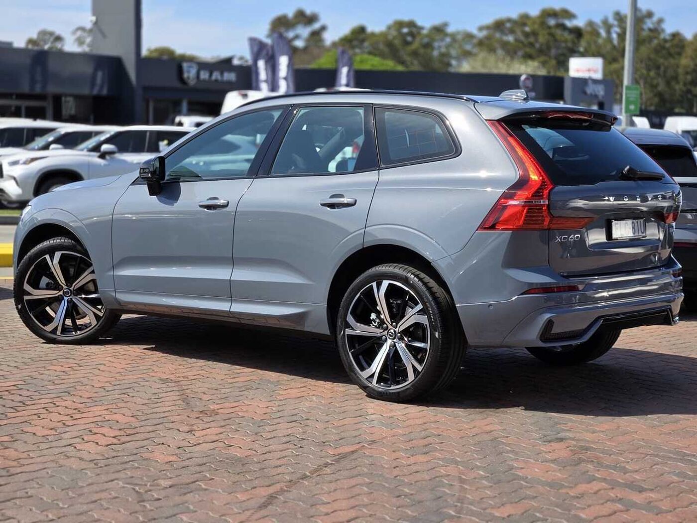 Volvo  XC60 Ultimate, B6 AWD mild hybrid, Petrol, Dark