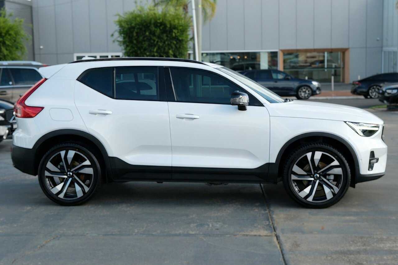 Volvo  XC40 Ultimate, B5 AWD mild hybrid, Petrol, Dark