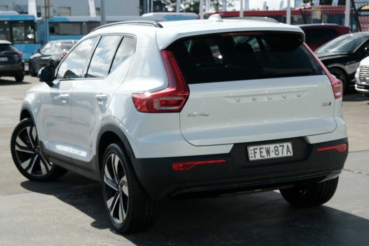 Volvo  XC40 Ultimate, B5 AWD mild hybrid, Petrol, Dark