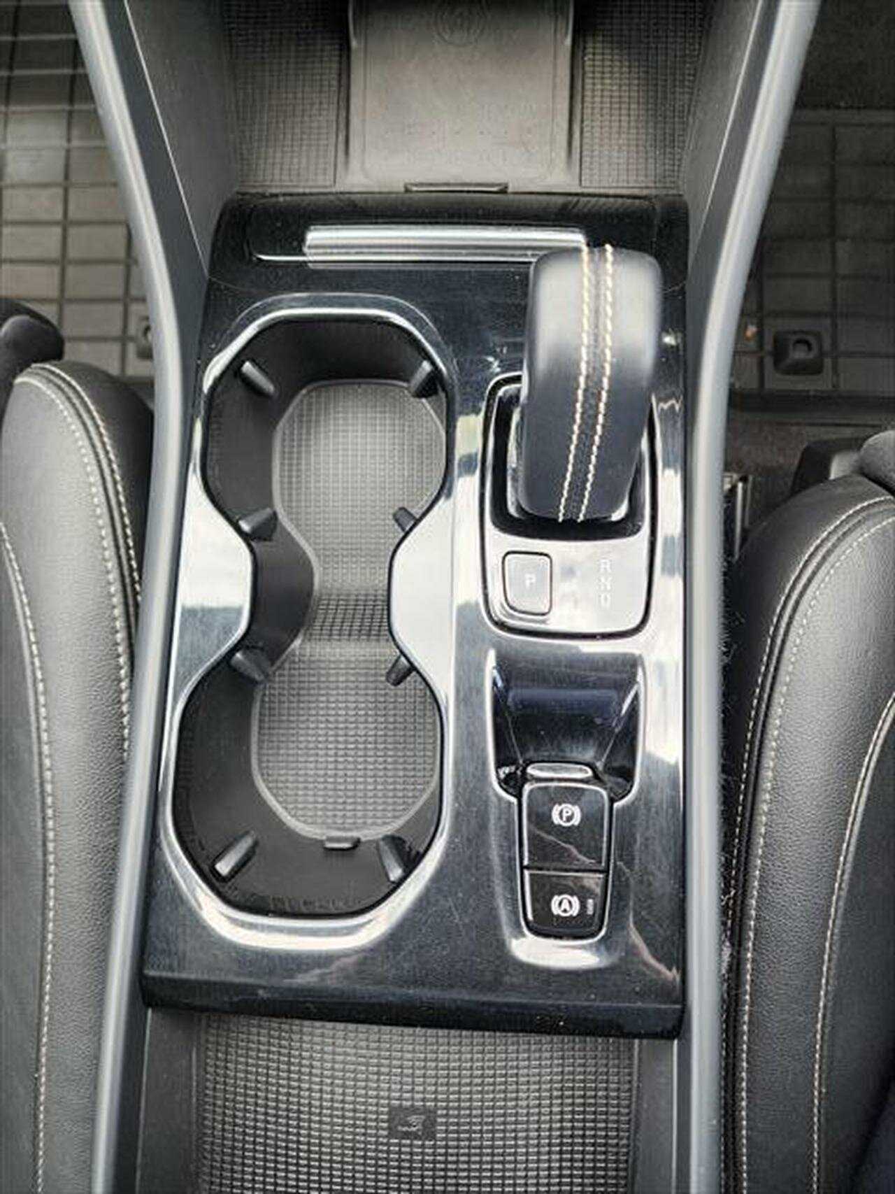 Volvo  XC40 Recharge R-Design, T5 Plug-In Hybrid (132+60 kW)