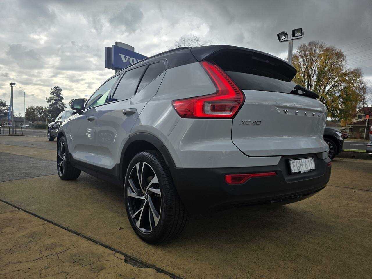 Volvo  XC40 Recharge R-Design, T5 Plug-In Hybrid (132+60 kW)