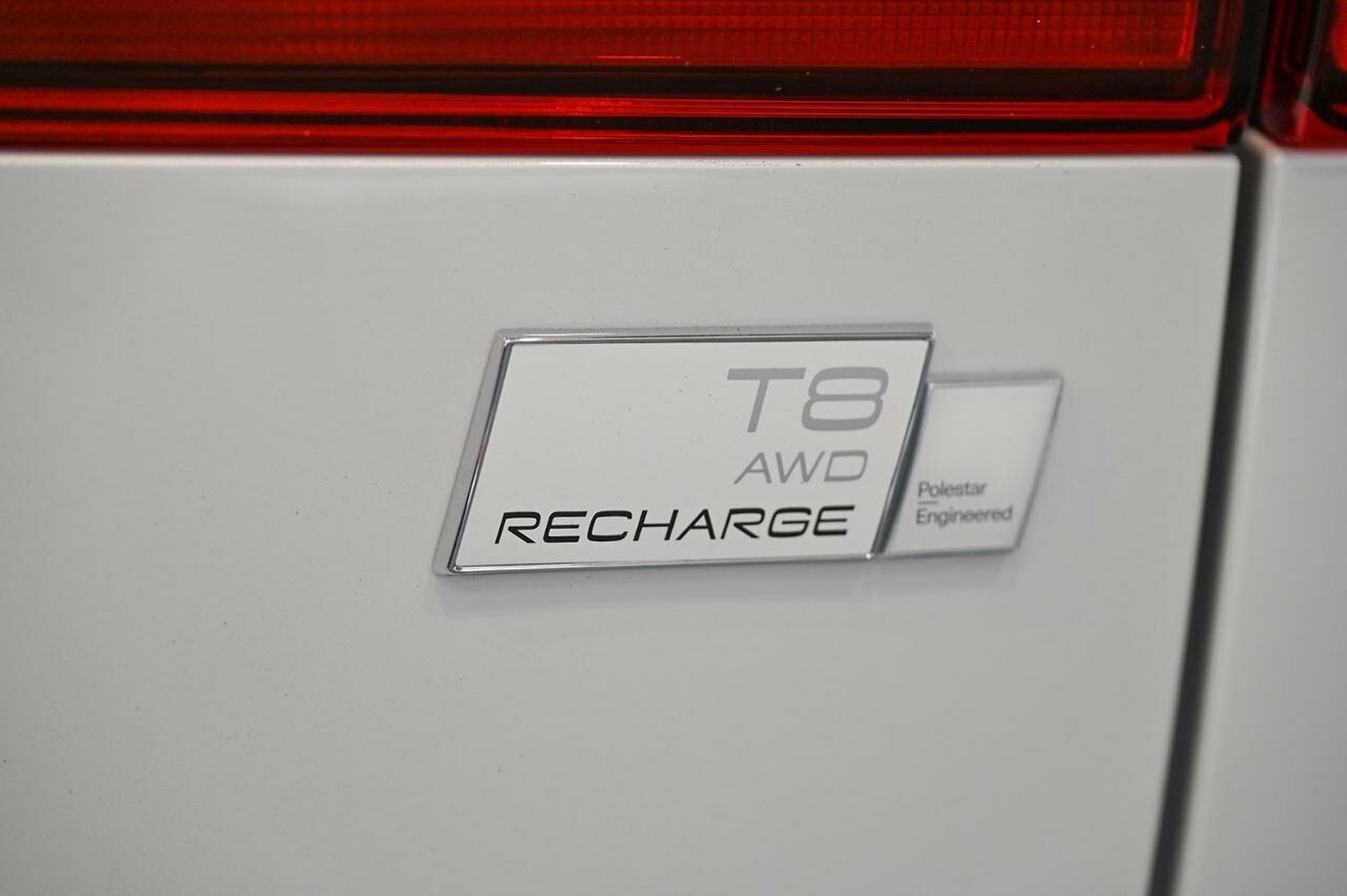 Volvo  XC60 Recharge Ultimate, T8 Plug-In Hybrid, Electric/Petrol, Dark