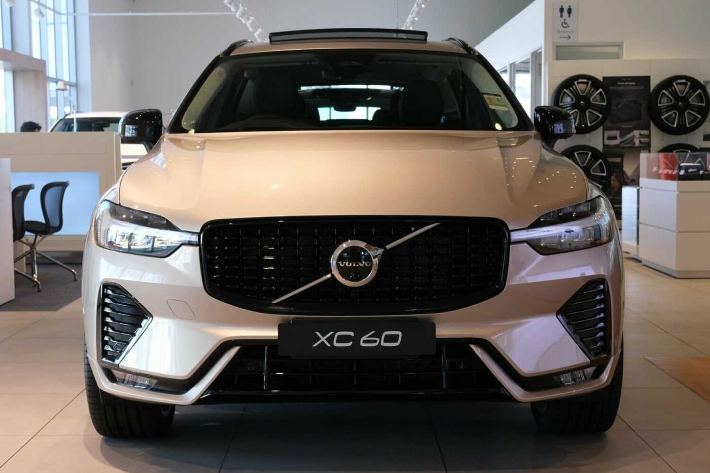 Volvo  XC60 Ultimate, B6 AWD mild hybrid, Petrol, Dark