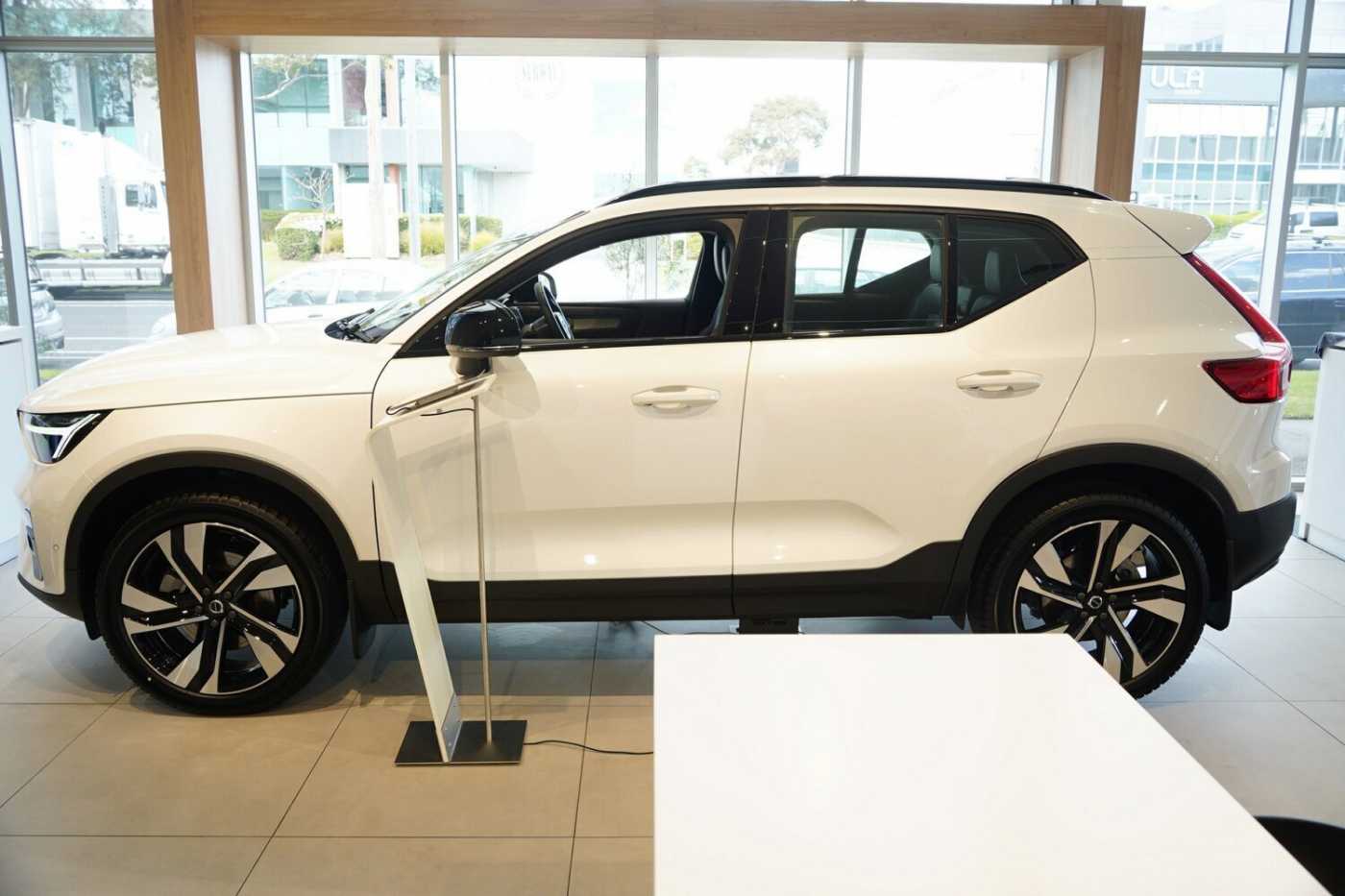 Volvo  XC40 Ultimate, B5 Mild Hybrid, Petrol, Dark